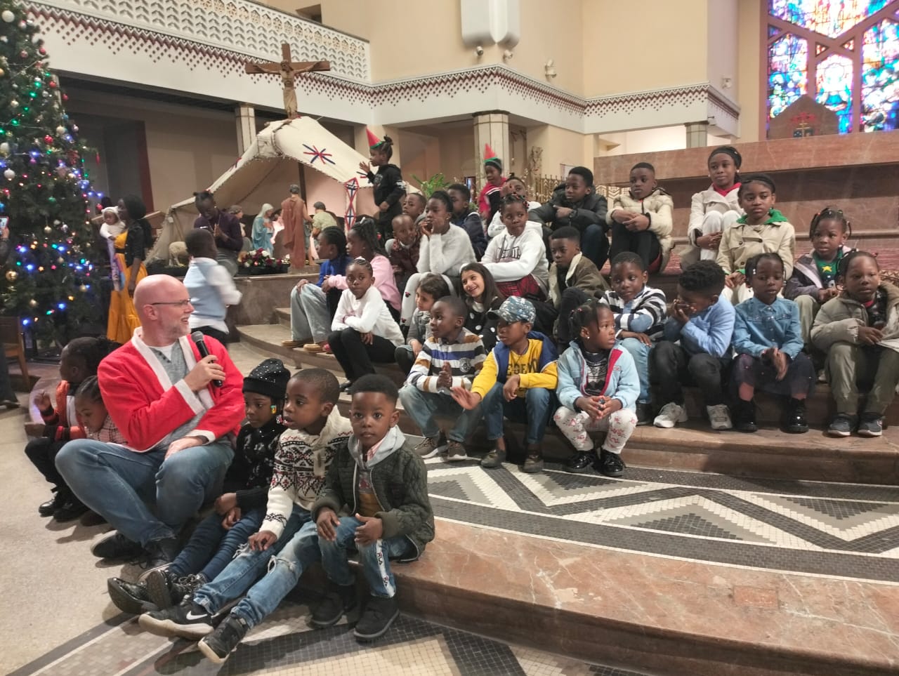LES « CIGOGNES DE LA CATHÉDRALE » ENTRETIENNENT L’ARBRE DE NOËL AVEC LES ENFANTS DE FAMILLES MIGRANTES