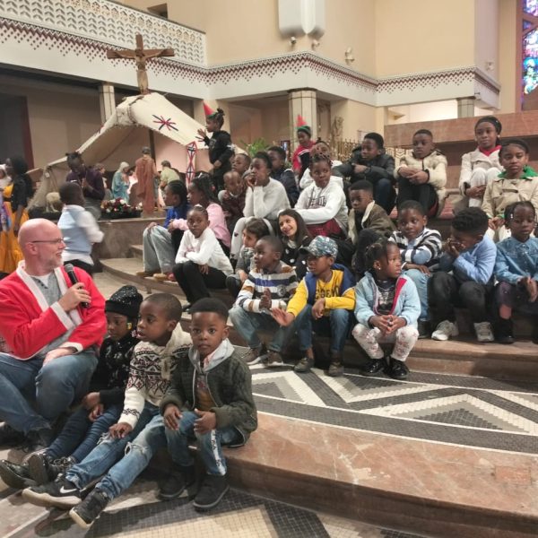 LES « CIGOGNES DE LA CATHÉDRALE » ENTRETIENNENT L’ARBRE DE NOËL AVEC LES ENFANTS DE FAMILLES MIGRANTES