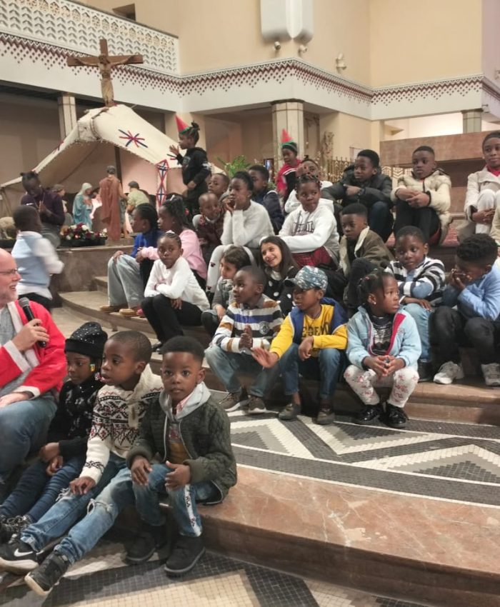 LES « CIGOGNES DE LA CATHÉDRALE » ENTRETIENNENT L’ARBRE DE NOËL AVEC LES ENFANTS DE FAMILLES MIGRANTES