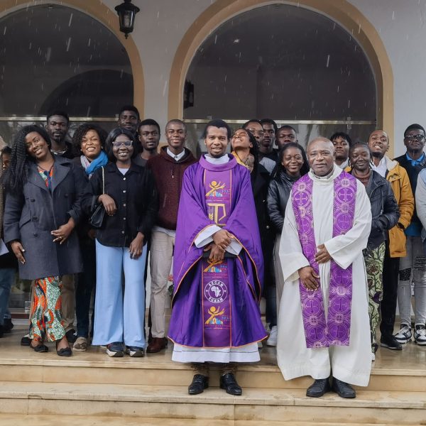 Les responsables des chorales à l'abri de la pluie à la fin de leur weekend de formation, le 3 mars 2024. © by Benzevy pour le Diocèse de Rabat.
