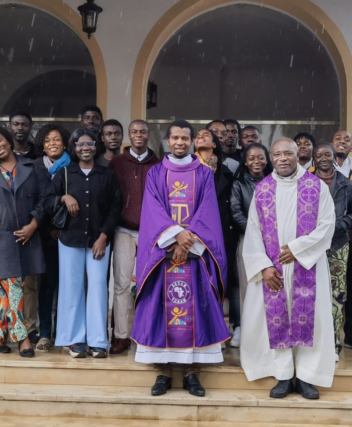 Les responsables des chorales à l'abri de la pluie à la fin de leur weekend de formation, le 3 mars 2024. © by Benzevy pour le Diocèse de Rabat.